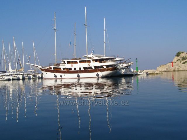 Půjčili jsme si motorový člun.