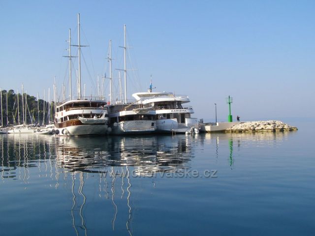 Půjčili jsme si motorový člun.