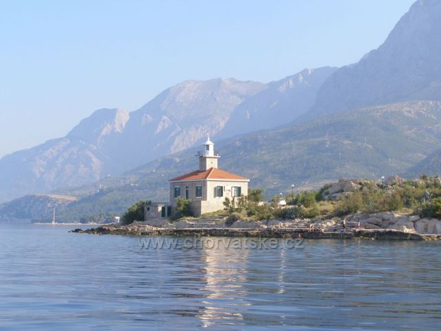 Půjčili jsme si motorový člun.