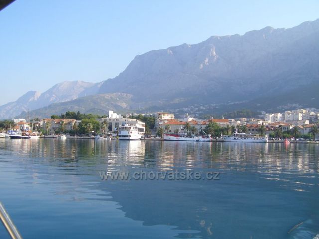 Půjčili jsme si motorový člun.