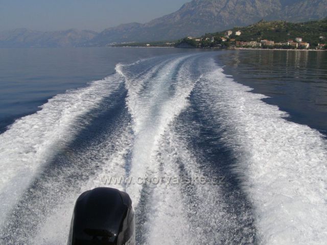 Půjčili jsme si motorový člun.