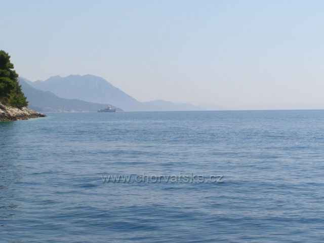 Půjčili jsme si motorový člun - Trajekt vyjel z Drveniku na Sučuraj.