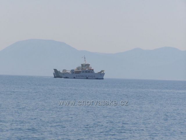 Půjčili jsme si motorový člun - Trajekt vyjel z Drveniku na Sučuraj.