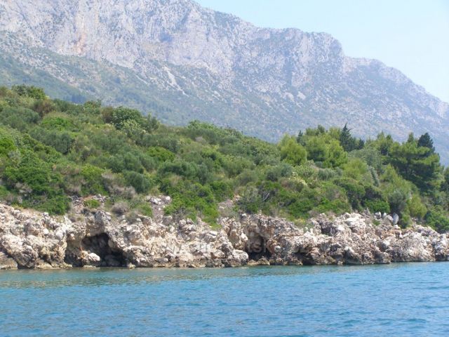 Půjčili jsme si motorový člun.