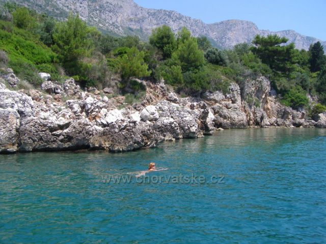 Půjčili jsme si motorový člun.