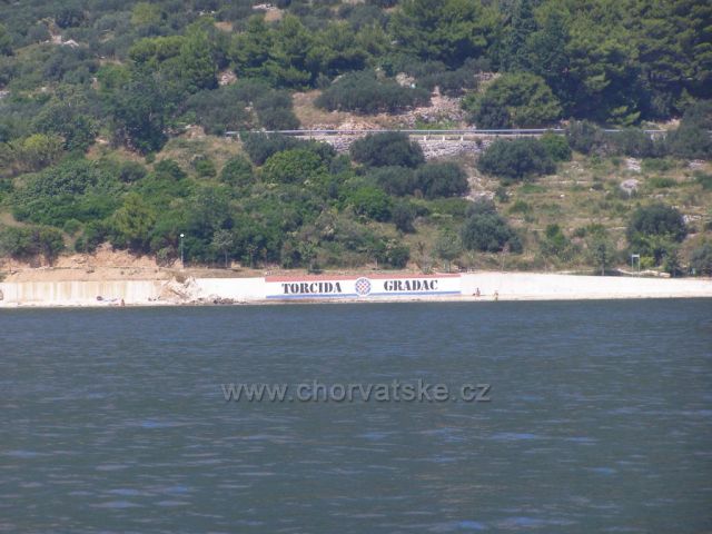 Půjčili jsme si motorový člun.