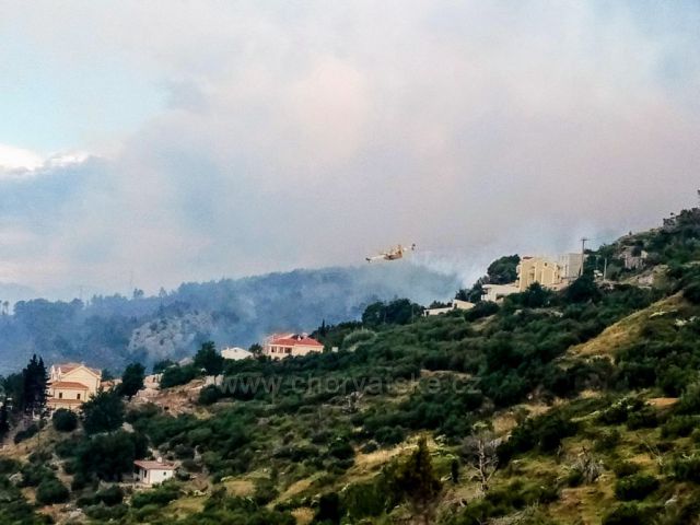 Letadlo hasící  požár.