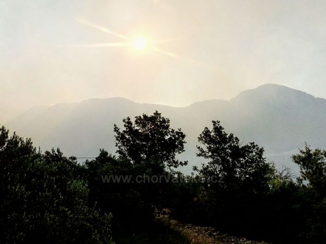 Hory zahalené v dýmu.