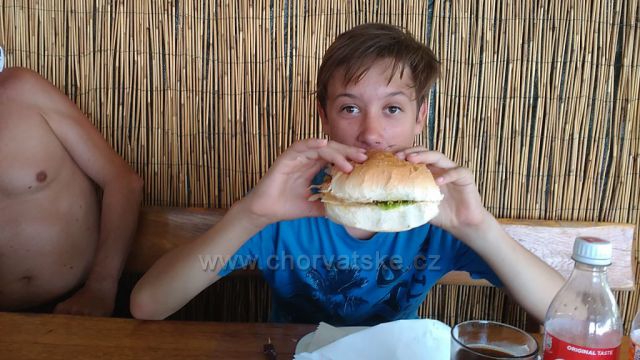 Velké krmení juniora