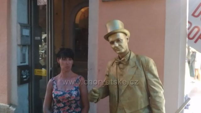 Živá socha na kolonádě Pula