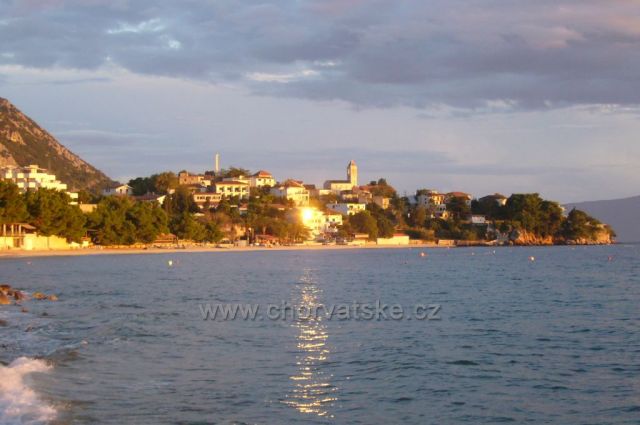 Odraz západu slunce v okně i moři