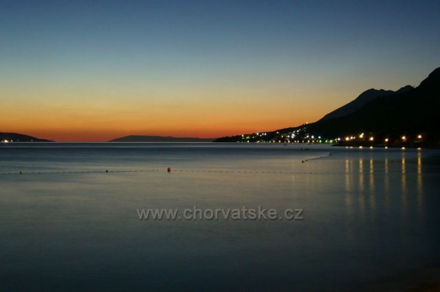 noční obloha nad mořem v pozadí Brist