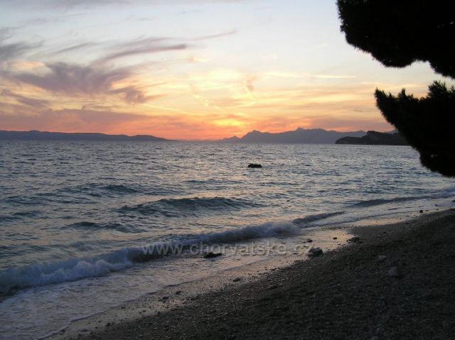 Západ na pobřeží u Makarské