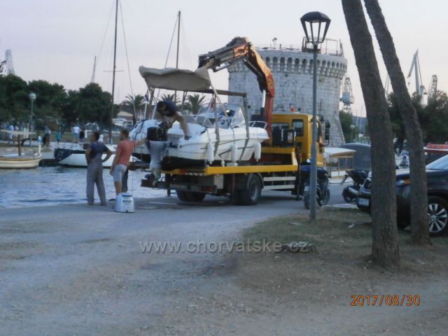 Oprava člunu v Trogiru.