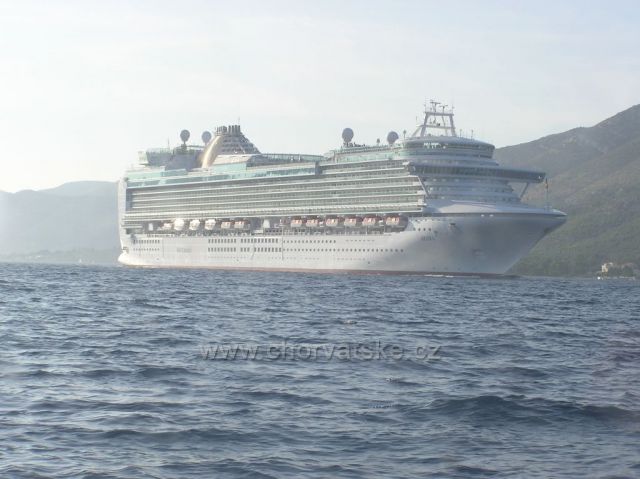 pohľad z lode na zaoceánsku loď pri Pelješackej riviére