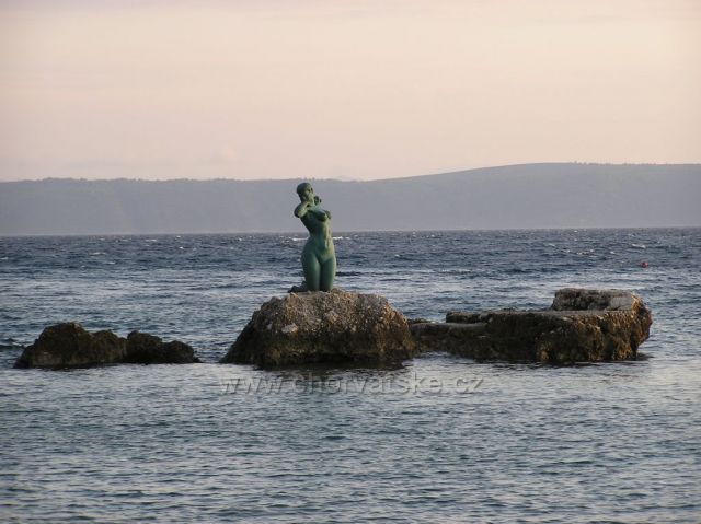 socha na skale v Podgore-Makarská riviéra