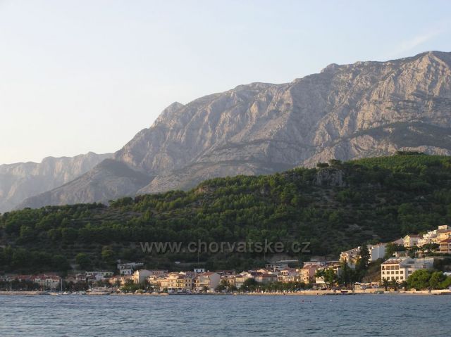 pobrežie Podgory na Makarskej riviére