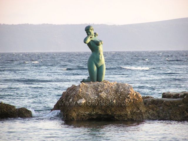 socha na morskej skale v Podgore