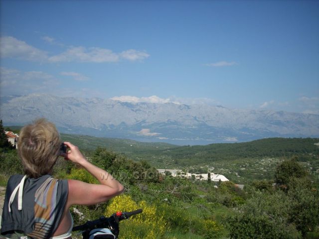 Pohled z ostrova Brač na pobřeží