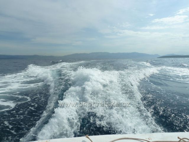 vlny za lodí
v pozadí ostrov Vis