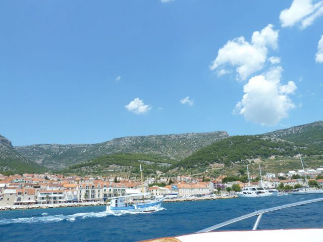 město Bol na ostrově brač
v pozadí Vidova gora