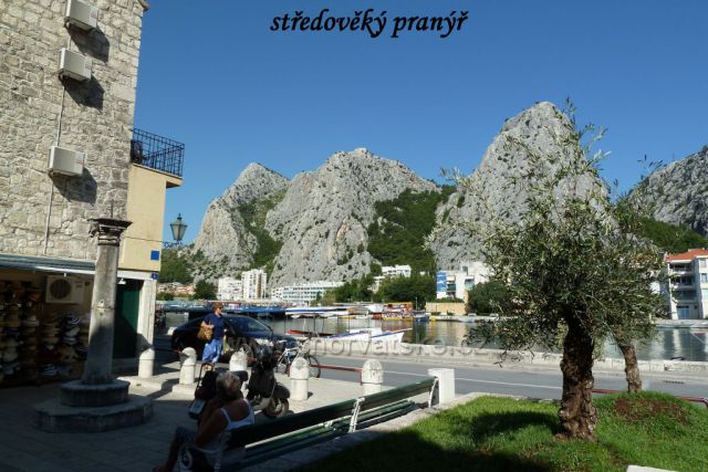 Omiš, řka Cetina, vlevo středověký pranýř