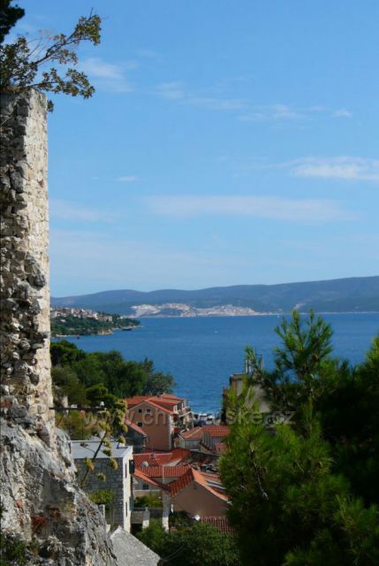 Omiš, pohled z pevnosti na
ostrov Brač a lom Pučišča
