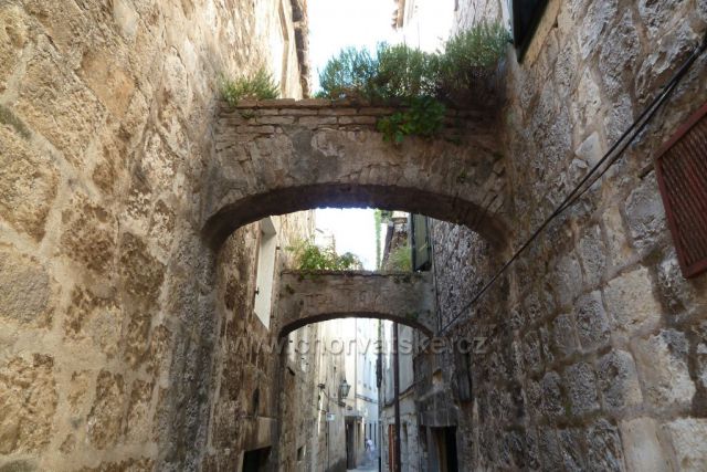 Omiš, středověká ulička