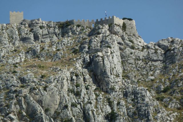 Omiš, zřícenina pevnosti Fortica, stará více jak 500 let.