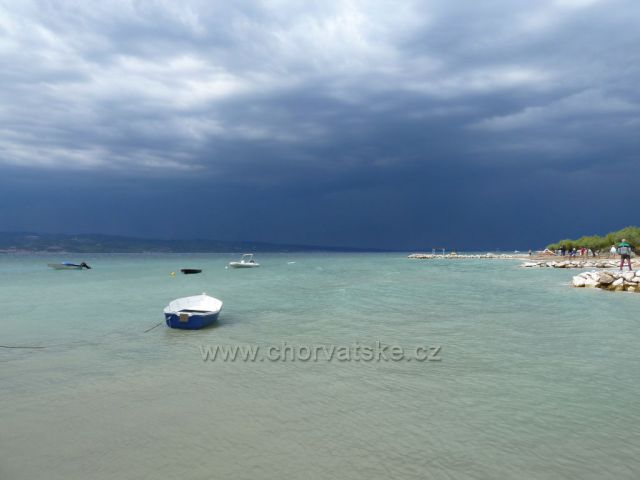 Omiš - Duče, rodící se bouře nad ostrovem Brač
