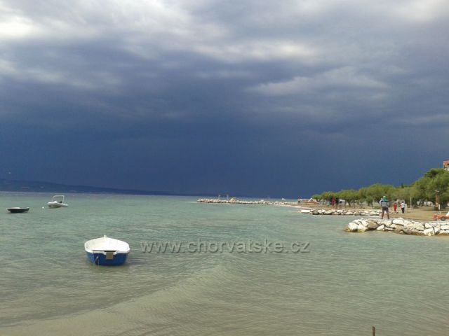 Omiš - Duče, rodící se bouře nad ostrovem Brač