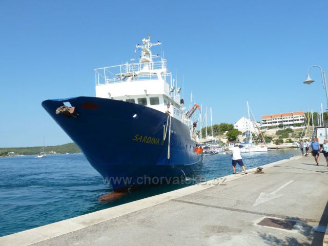 Milna, ostrov Brač, loď Adriatic Queen s bohatým úlovkem sardinek