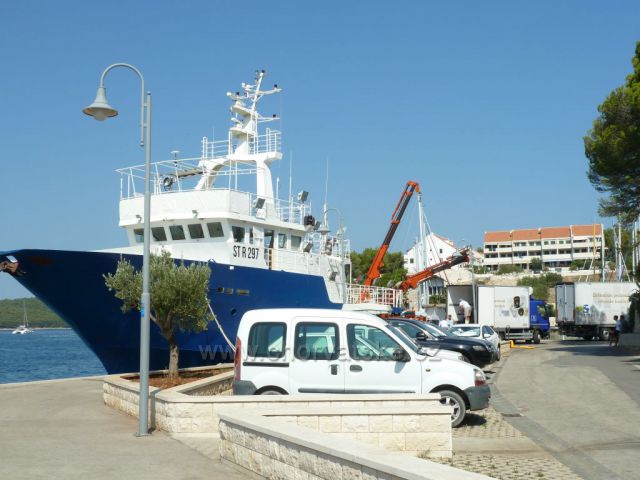 Milna, ostrov Brač, loď Adriatic Queen s bohatým úlovkem sardinek