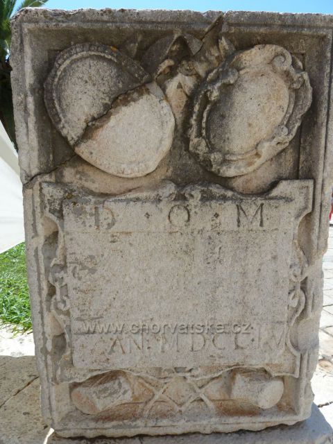 Hvar,sloup zvaný mandrač, používaný ke kotvení menších lodí a rybář. člunů