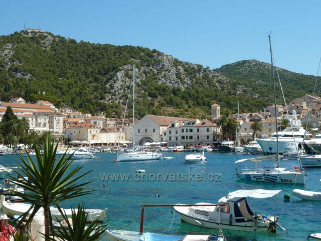 Hvar,uprostřed budova Arzenalu,bývalého muničního skladu a opravny lodí