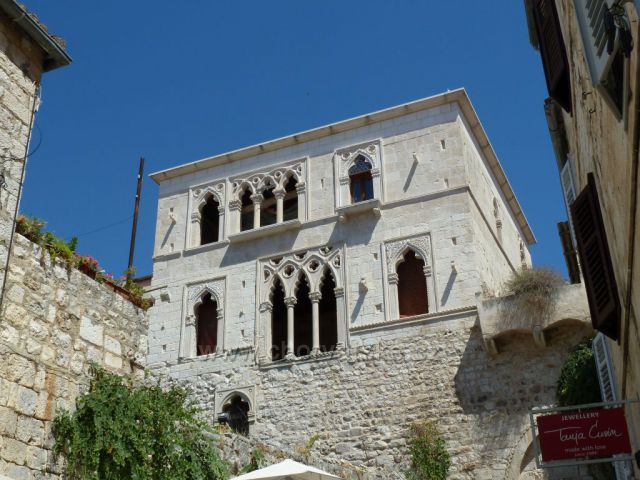 Hvar, nedokončený Hektorovičův palác