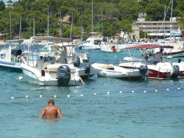 Hvar,pláž před františkánským klášterem Gospa od Milosti