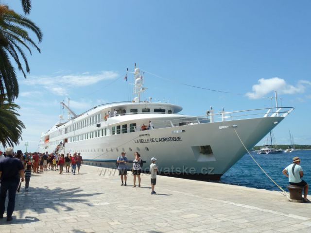 Hvar a franc.loď Kráska Jadranu