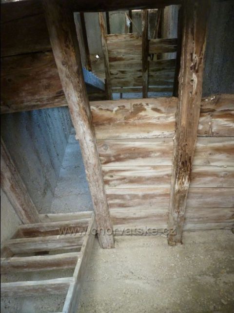 Stare Selo pod horským masivem Mosor
schody na zvonici (životu nebezpečné)