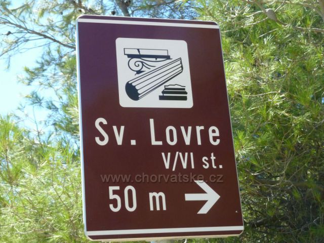 Lovrečina, zátoka na ostrově Brač s pozůstatky kláštera Sv.Lovre (Vavřince) z 5.století