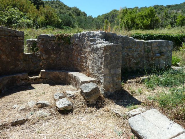 Lovrečina, zátoka na ostrově Brač s pozůstatky kláštera Sv.Lovre (Vavřince) z 5.století