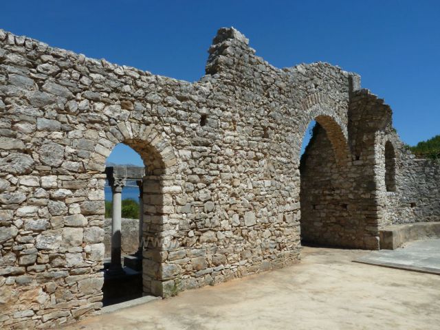 Lovrečina, zátoka na ostrově Brač s pozůstatky kláštera Sv.Lovre (Vavřince) z 5.století