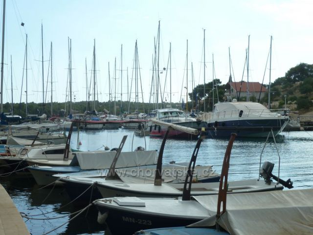 Milna na ostrově Brač
před bouří