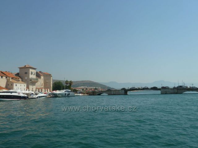 Trogir
Nábřeží Bana Berislaviča
a starý most na ostrov Čiovo