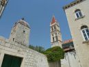 Trogir
katedrála Sv.Vavřince ze
13.století
vlevo je věž s hodinami, vpravo zeď budovy radnice