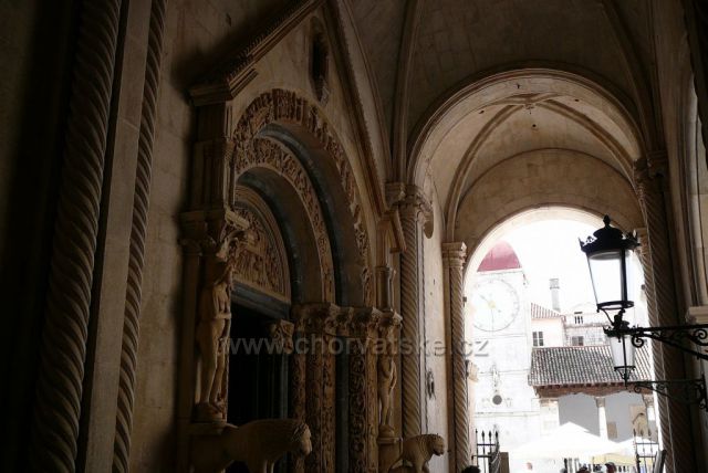 Trogir
katedrála Sv.Vavřince 
a průchod na Národní náměstí