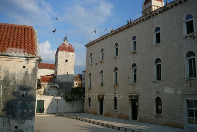 Trogir
věž s hodinami a budova radnice