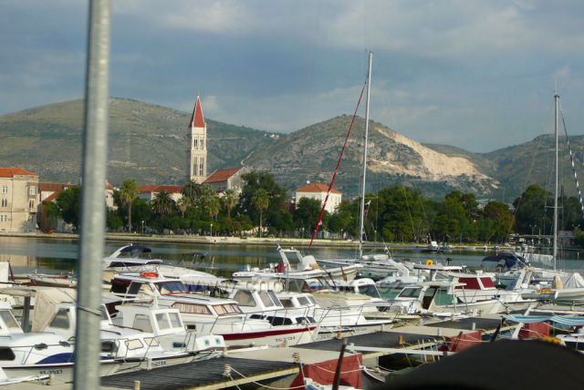 Trogir
pohled z ostrova Čiovo
v pozadí lom