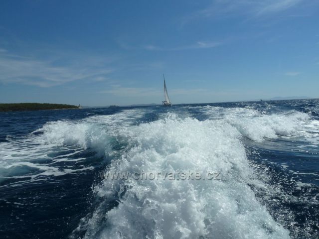 vlny za lodí