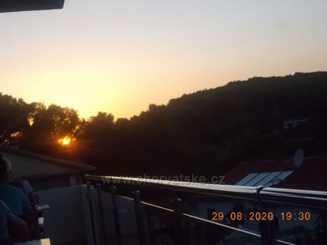 Západ slunce na Hvaru město Jelsa